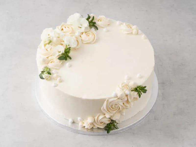 Jak udekorować biały tort z kwiatami - bezpieczne techniki dekoracji
