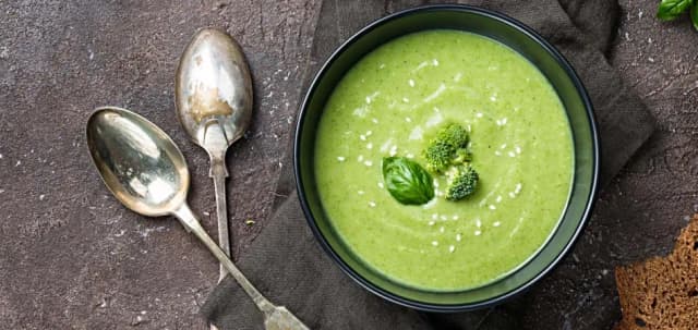 Jakie przyprawy do zupy brokułowej dodadzą jej wyjątkowego smaku?