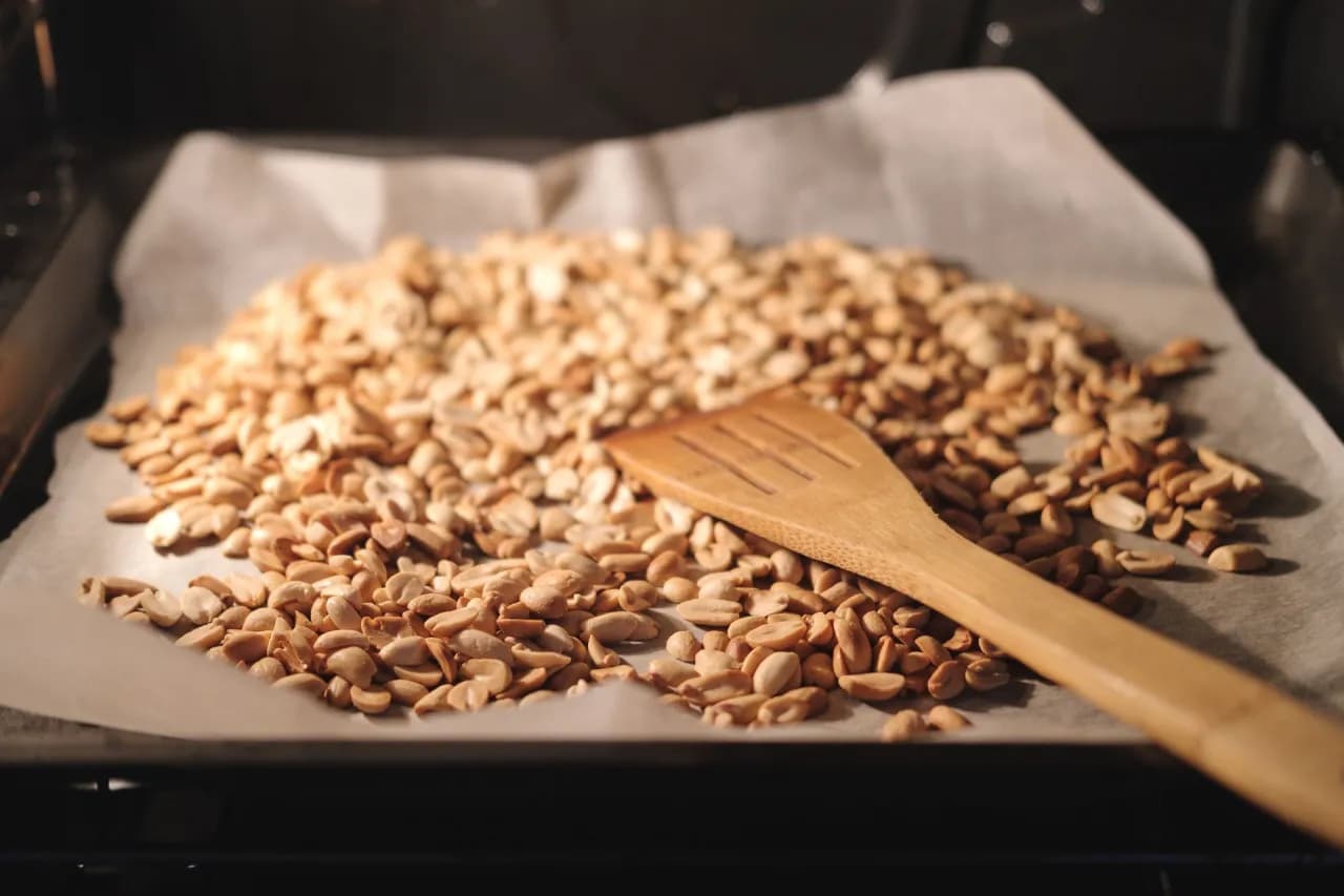 Jak uprażyć orzechy na patelni i cieszyć się ich pełnym smakiem