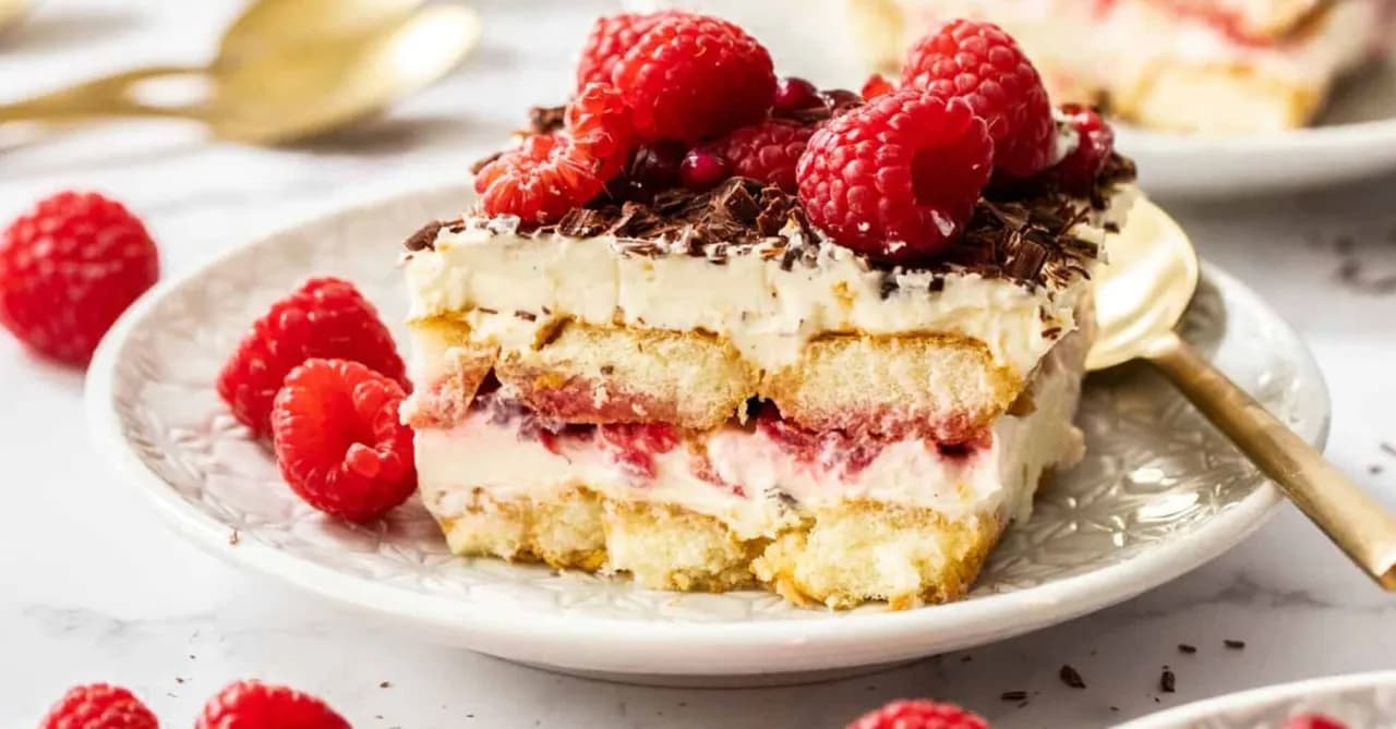 Malinowe tiramisu bez jajek: Przepis na pyszny letni deser