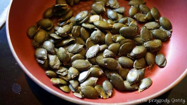 Jak uprażyć pestki dyni na patelni - prosty sposób na domową przekąskę