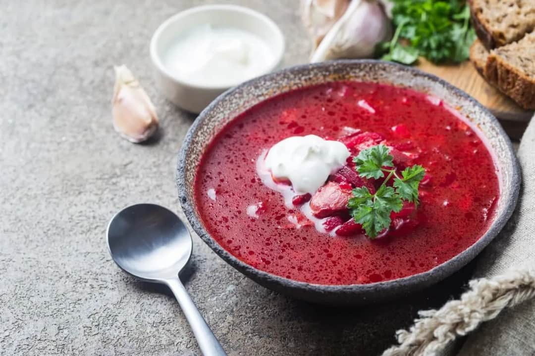 Jakie przyprawy do zupy buraczkowej, aby wzbogacić jej smak?