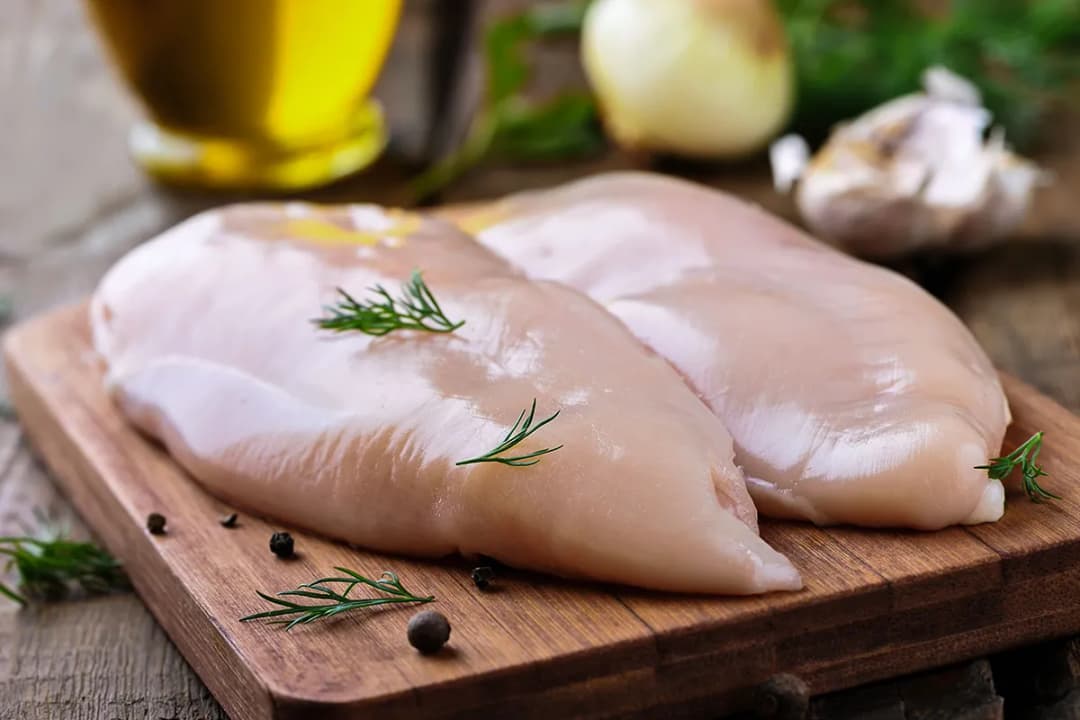 Jak długo gotować pierś z kurczaka do sałatki, aby była soczysta?