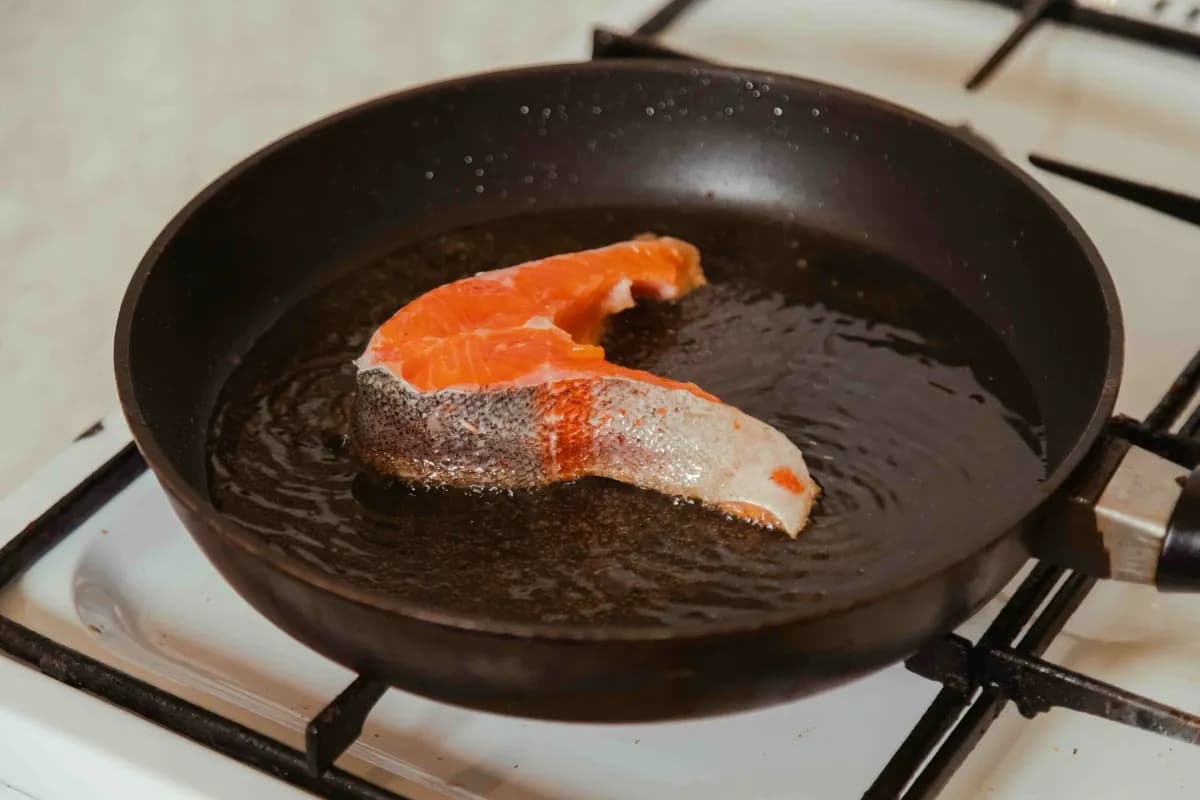 Jak długo smażyć rybę na patelni: poznaj tajniki perfekcyjnej ryby