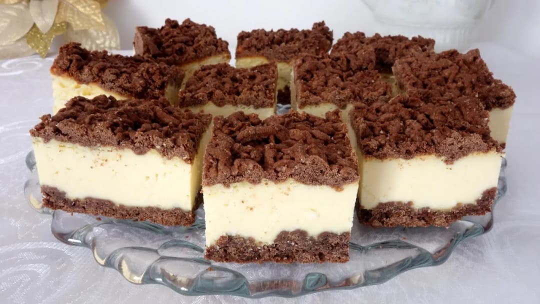 Przepis na sernik z ciemnym ciastem, który zaskoczy Twoich gości