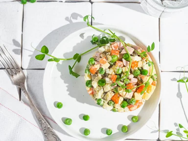 Czy sałatka jarzynowa jest lekkostrawna? Odkryj jej właściwości!