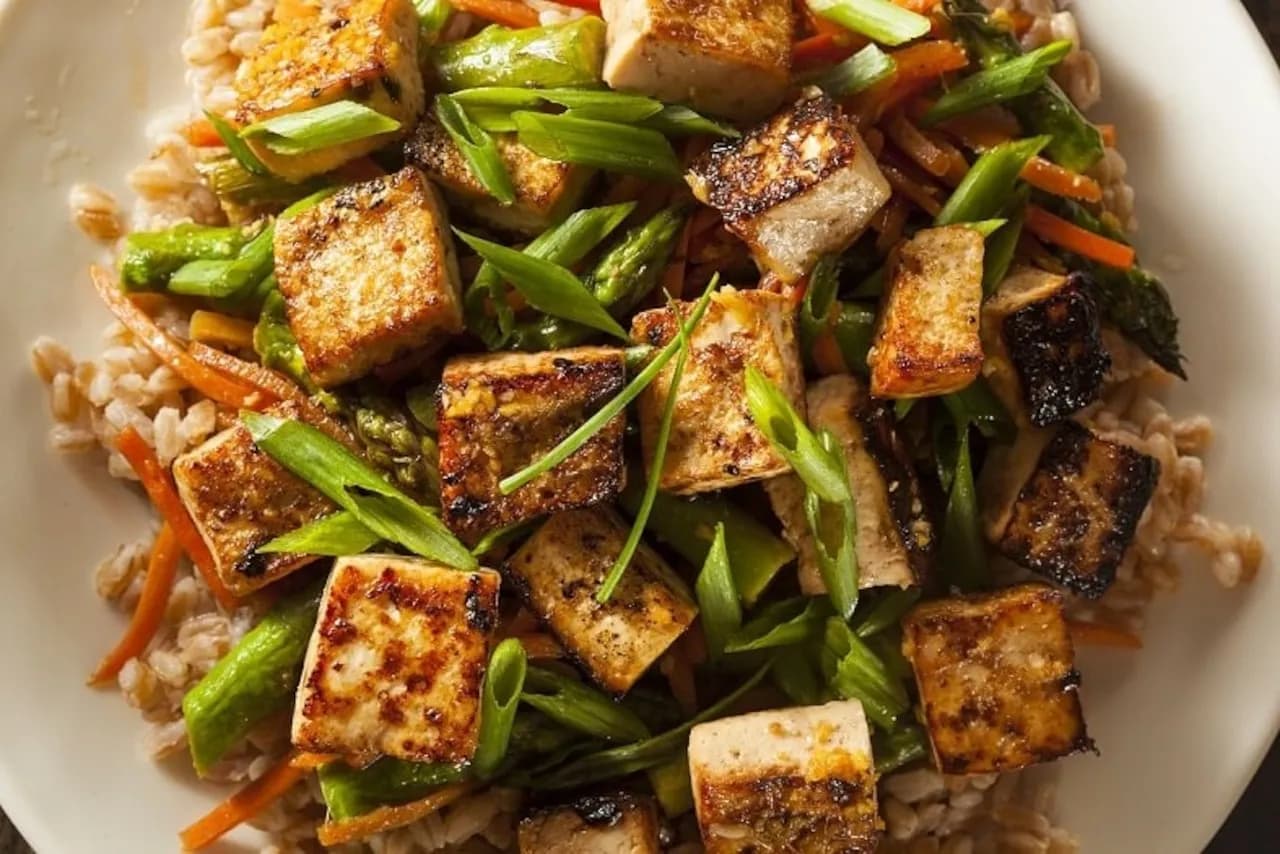 Jak przyrządzić tofu na patelni - najprostszy sposób na chrupiący efekt