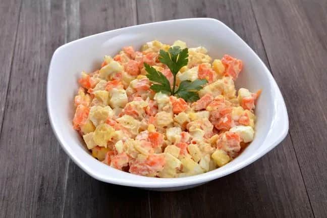 Ile kalorii ma sałatka warzywna? Sprawdź, ile naprawdę zjesz!