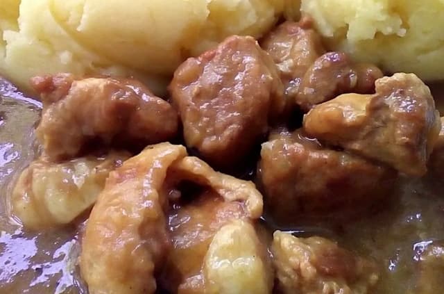 Jakie przyprawy do sosu z mięsa wieprzowego, by zachwycić smakiem?