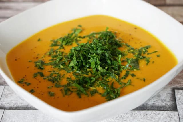 Jak przyprawić zupę dyniową, by uniknąć mdłego smaku?