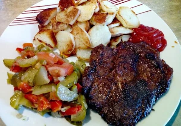 Domowy stek z karkówki na patelni: przepis na idealnie soczyste mięso