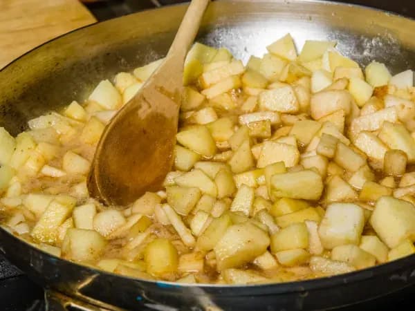 Prażone jabłka na patelni: domowy przepis na pyszny deser krok po kroku