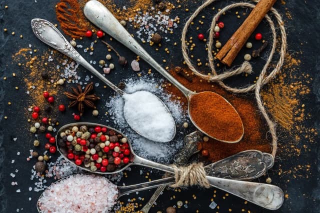 Jakie przyprawy pasują do pieczarek, aby wydobyć ich smak?