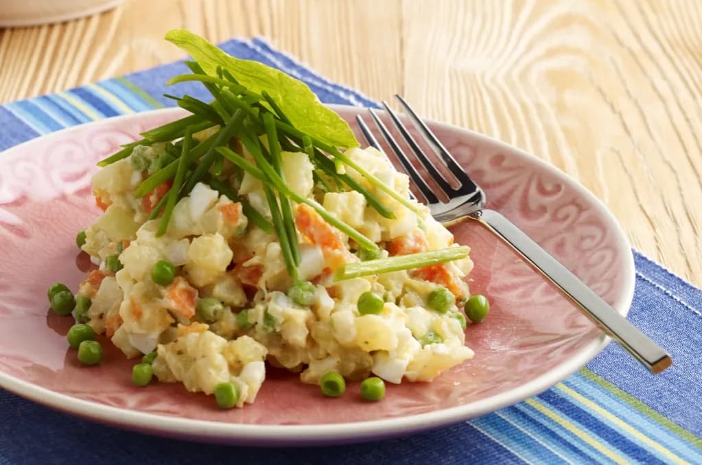 Co się daje do sałatki jarzynowej? Odkryj pyszne składniki, które zaskoczą!