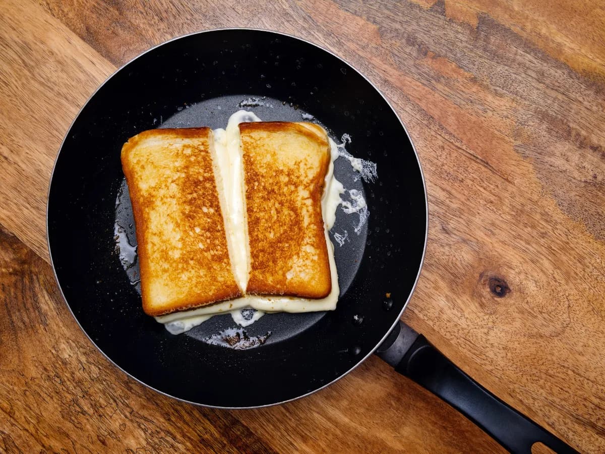 Najlepszy sposób na zrobienie pysznego tosta na patelni w 5 prostych krokach