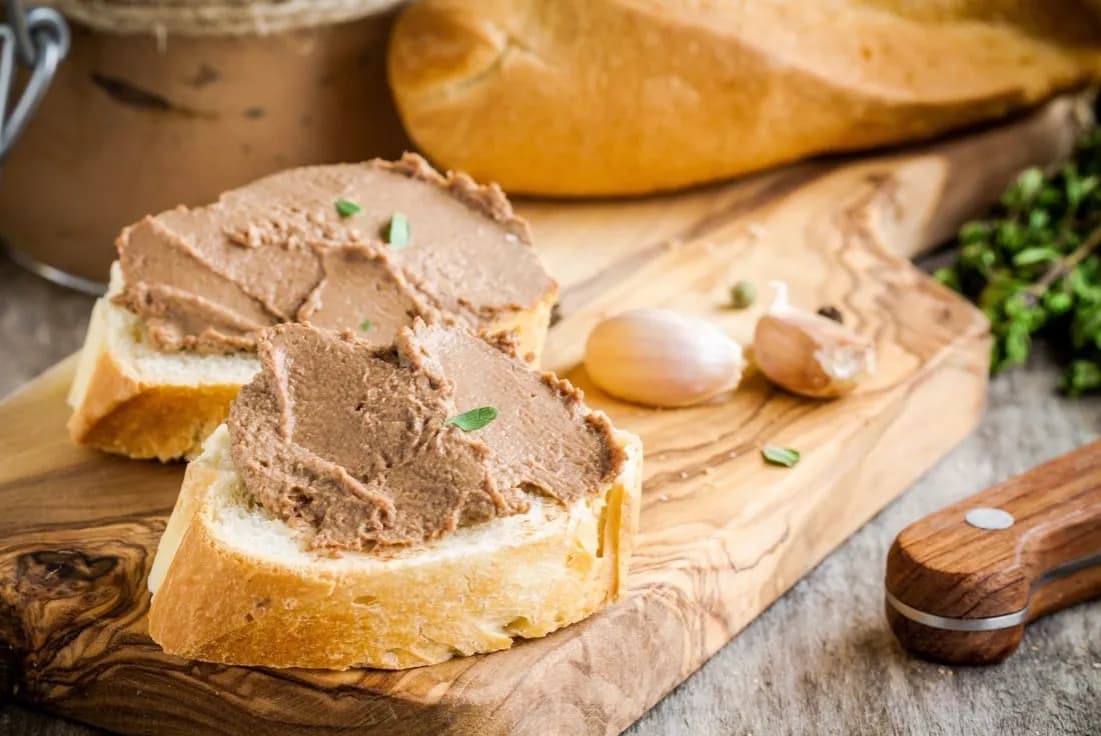 Jakie przyprawy do pasztetu, aby wzbogacić smak i aromat?