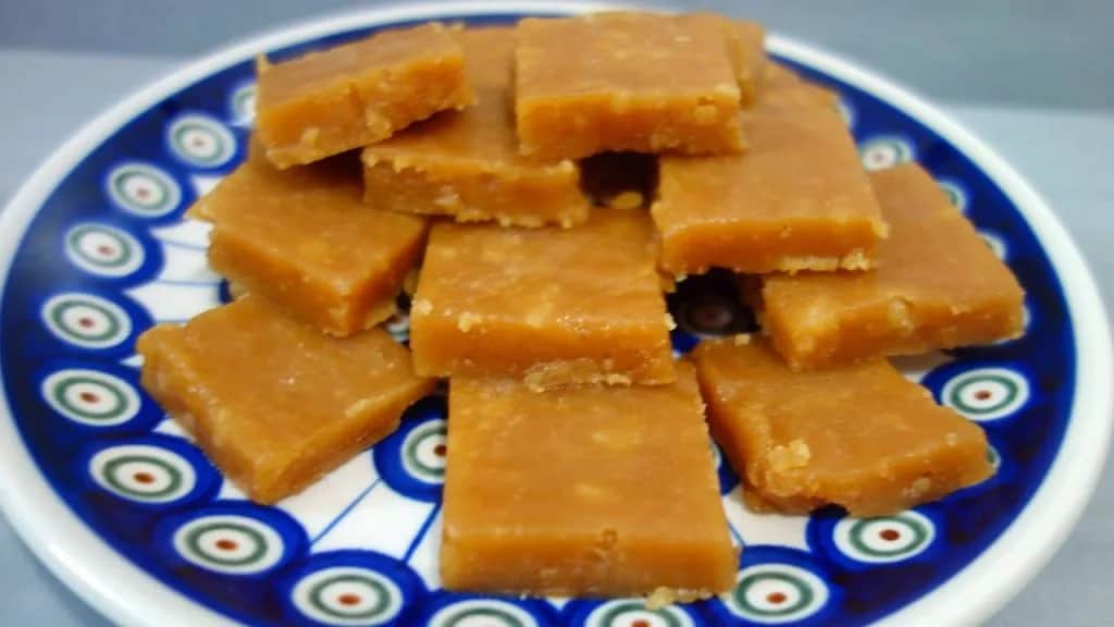 Domowe cukierki z cukru na patelni: prosty przepis na słodki przysmak