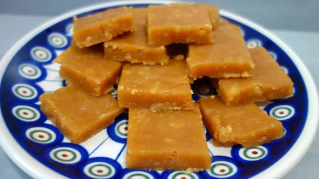 Domowe cukierki z cukru na patelni: prosty przepis na słodki przysmak