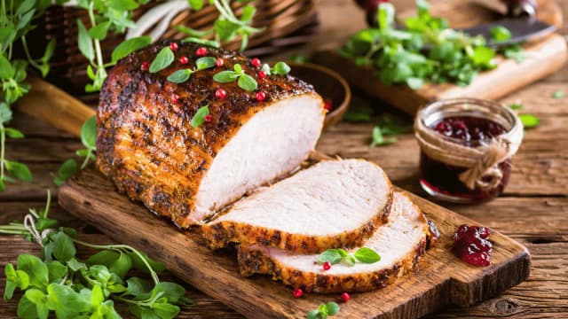 Jak długo piec schab w piekarniku w rękawie, aby nie był suchy?