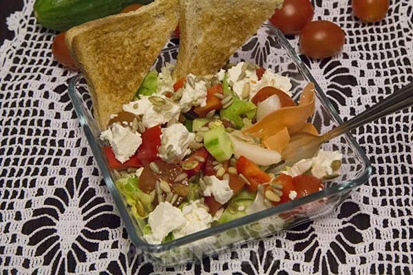 Jak zrobić sałatkę z serem feta, która zachwyci Twoich gości