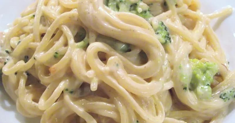 Sos z serka topionego do makaronu? Kremowa pycha na talerzu