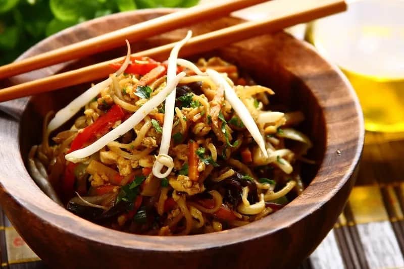 Szybki obiad: przygotuj chińskie danie z makaronem w kwadrans
