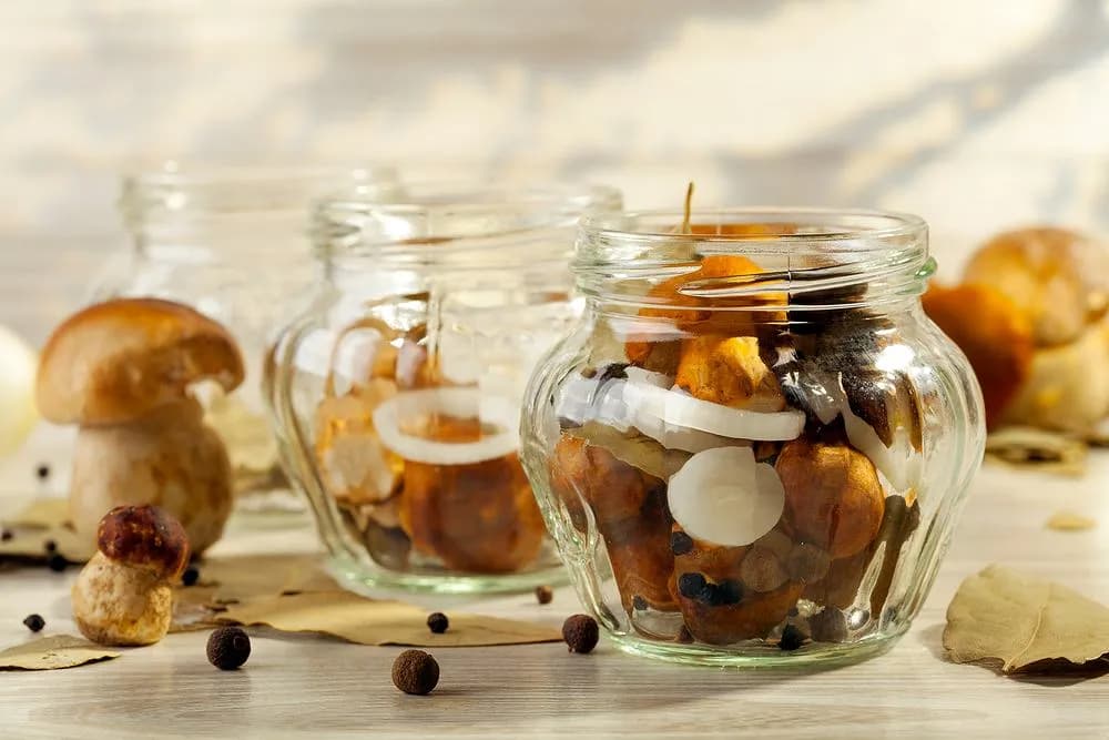 Zalewa octowa do grzybów! Przepis na przetwory, które przetrwają