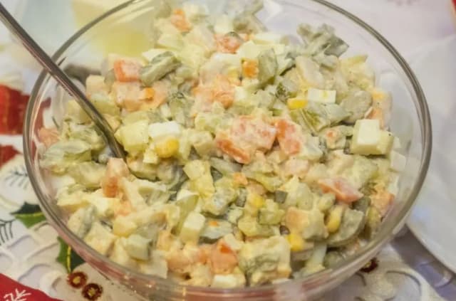 Jak zawekować sałatkę jarzynową? Unikaj błędów i marnotrawstwa