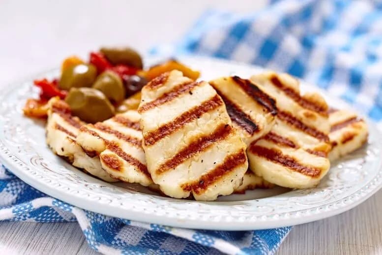 Jak grillować ser halloumi na patelni, by uzyskać idealną chrupkość
