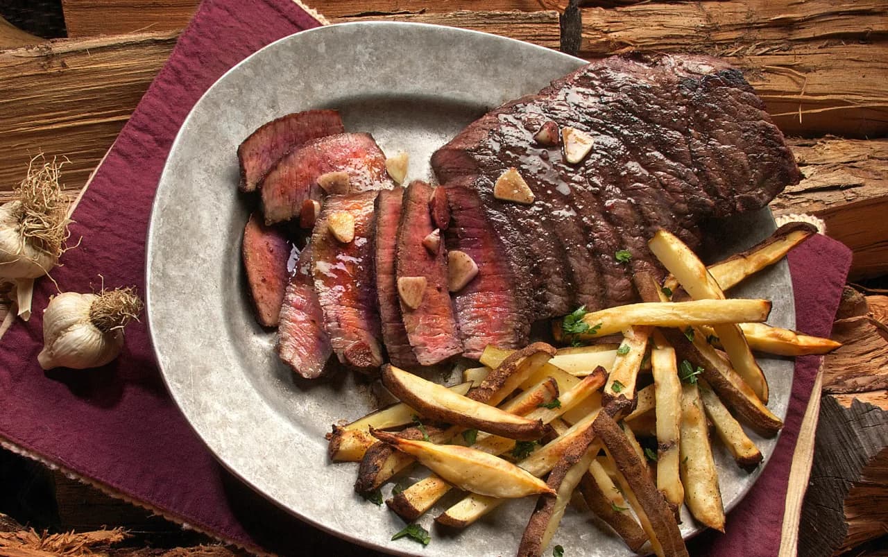 Jak usmażyć stek wołowy na patelni, by był soczysty i smakowity