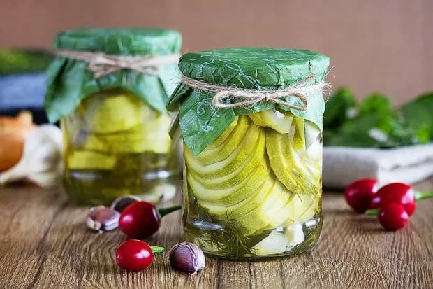 Kiszona cukinia: dlaczego warto ją jeść? Oto jej zdrowotne korzyści