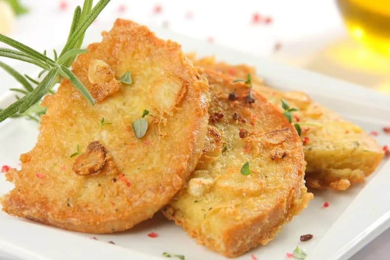 Chleb opiekany w jajku: pomysł na szybką i smaczną kolację