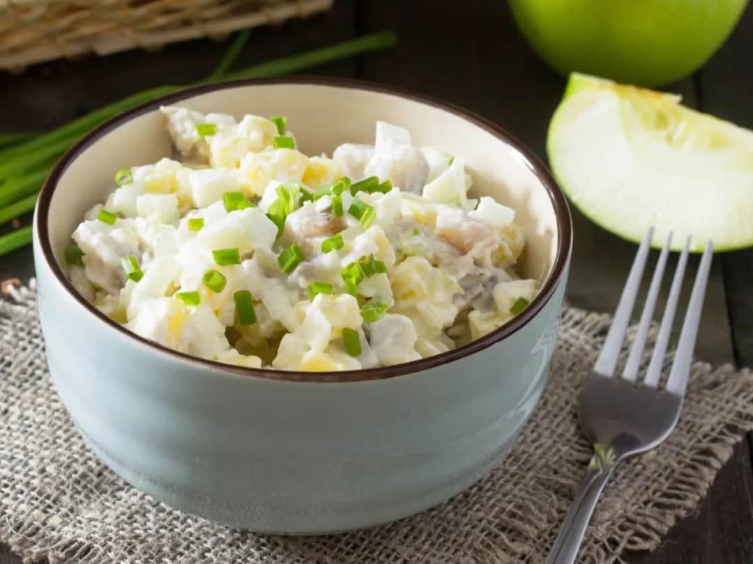 Jak się robi sałatkę śledziową - prosty przepis na pyszne danie