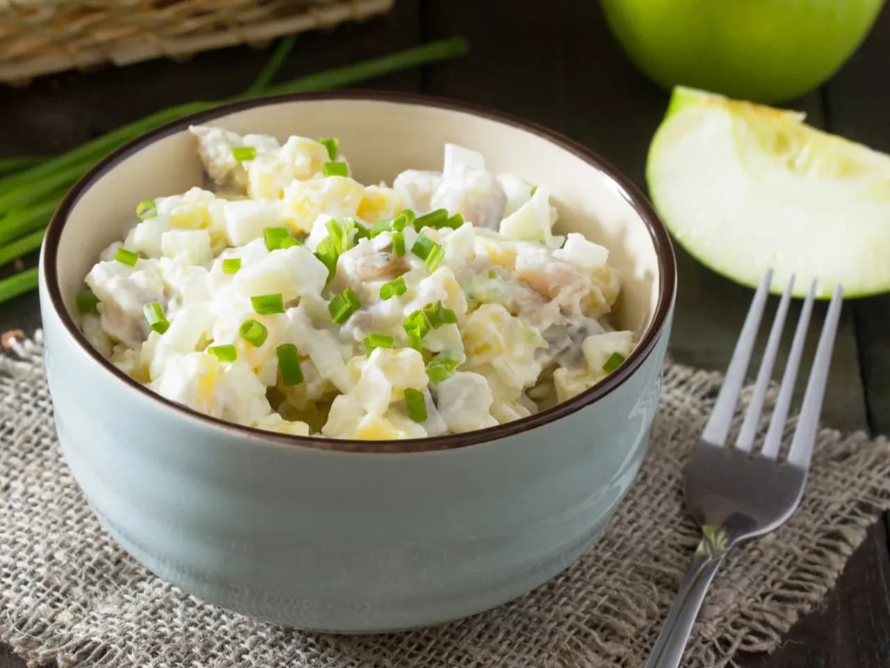 Jak się robi sałatkę śledziową - prosty przepis na pyszne danie