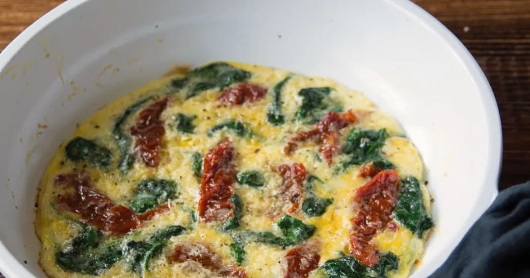 Najlepszy przepis na omlet ze szpinakiem i suszonymi pomidorami - krok po kroku