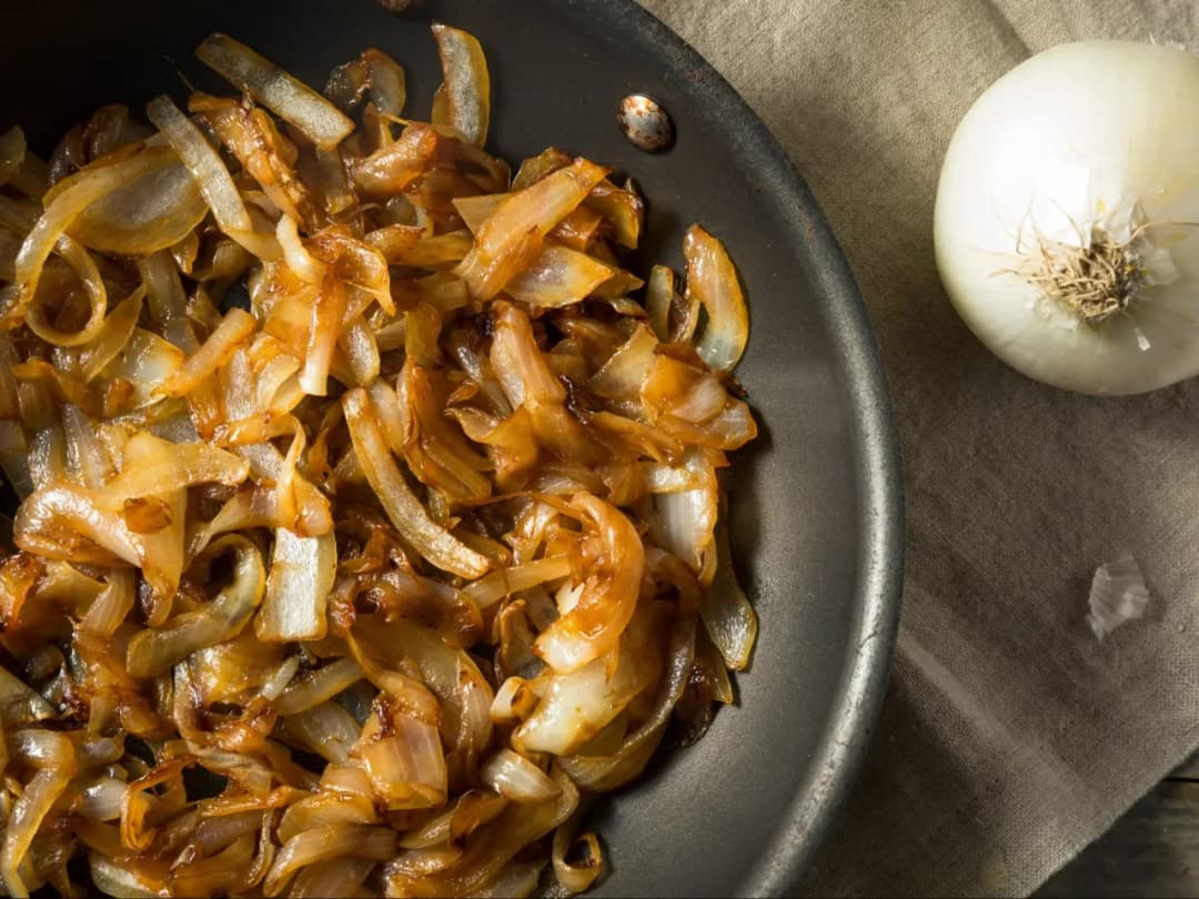 Jak karmelizować cebulę na patelni, aby była słodka i aromatyczna