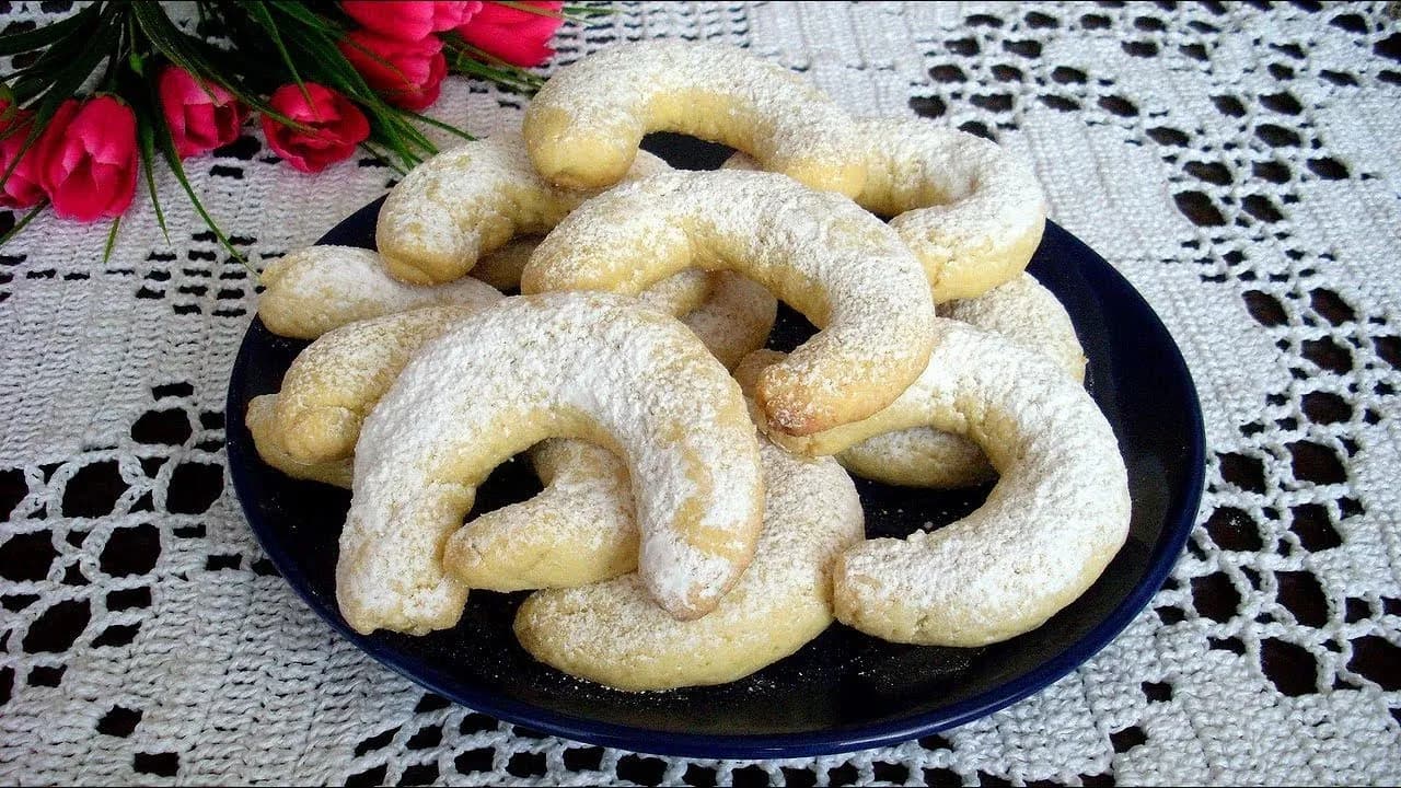 Jak zrobić rogaliki? Przepis na chrupiące ciasteczka z nadzieniem