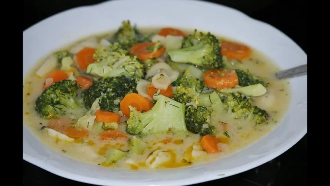 Jak ugotować zupę brokułową - prosta receptura na zdrowy posiłek