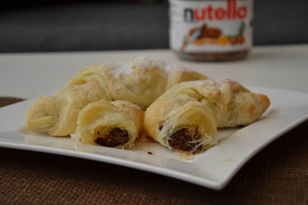 Rogaliki z ciasta francuskiego z Nutellą! Słodki przepis w 15 minut
