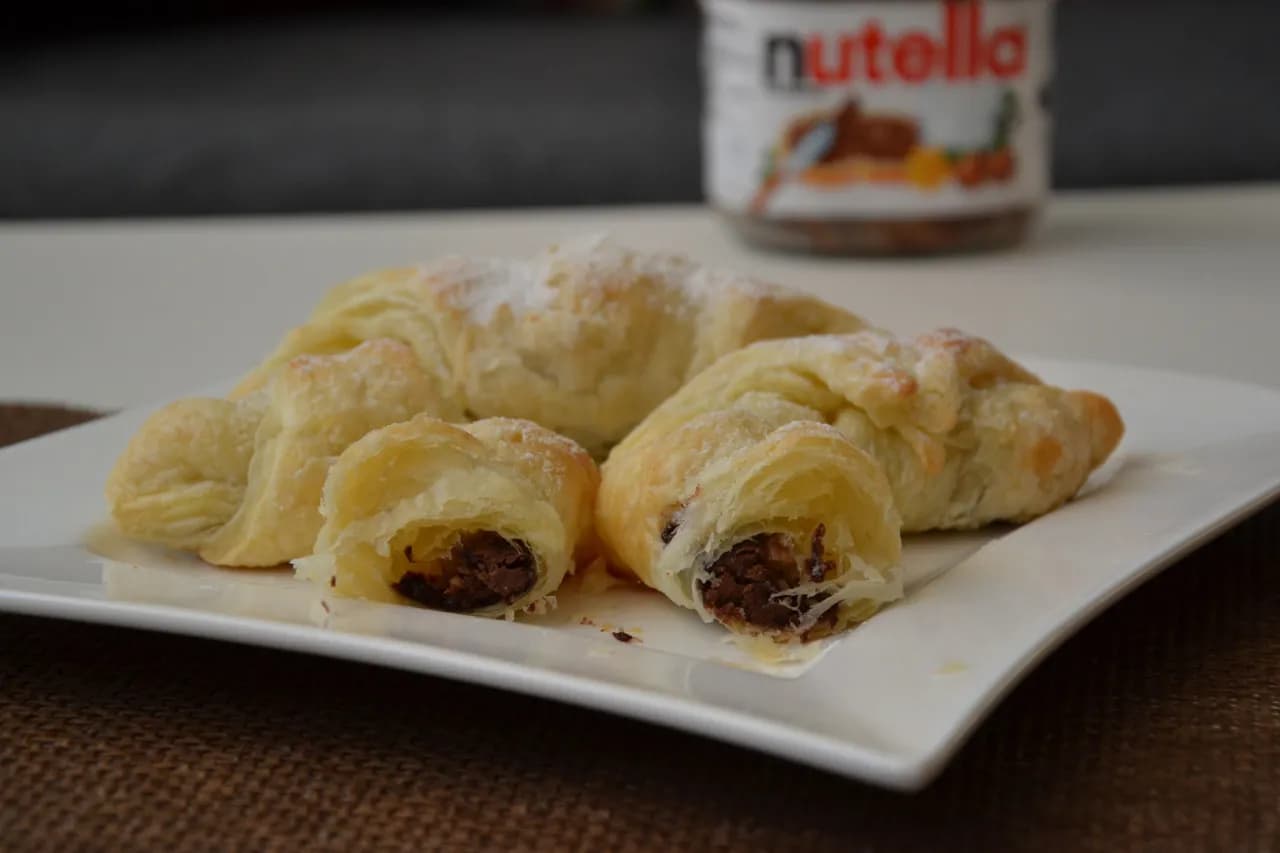 Rogaliki z ciasta francuskiego z Nutellą! Słodki przepis w 15 minut