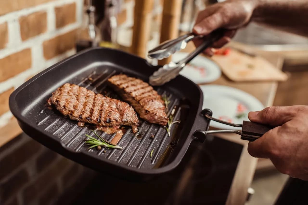 Jak smażyć na patelni grillowej? Zostań mistrzem dzięki 3 technikom