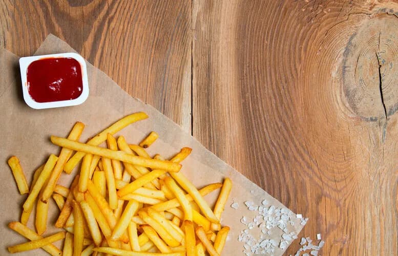 Ile smażyć frytki na patelni, żeby były idealnie chrupiące?