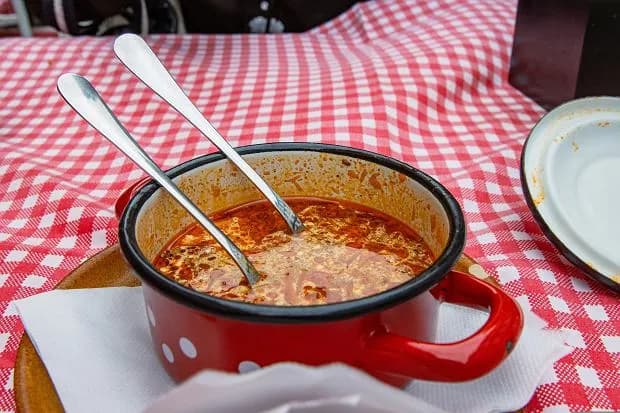 Jak dodawać śmietanę do zupy, aby uniknąć jej zwarzenia i grudek