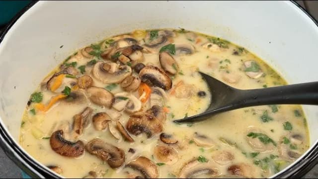 Jakie przyprawy do zupy pieczarkowej? Sekret wyrazistego smaku