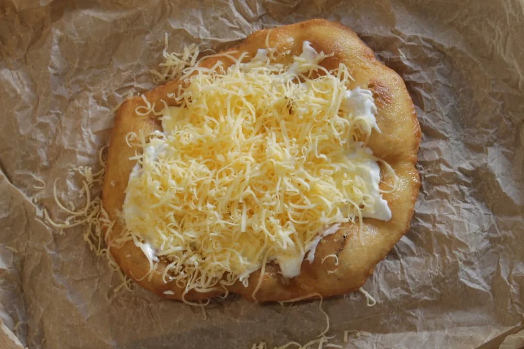 Przepis na langosze: poznaj idealny smak Węgier w Twojej kuchni