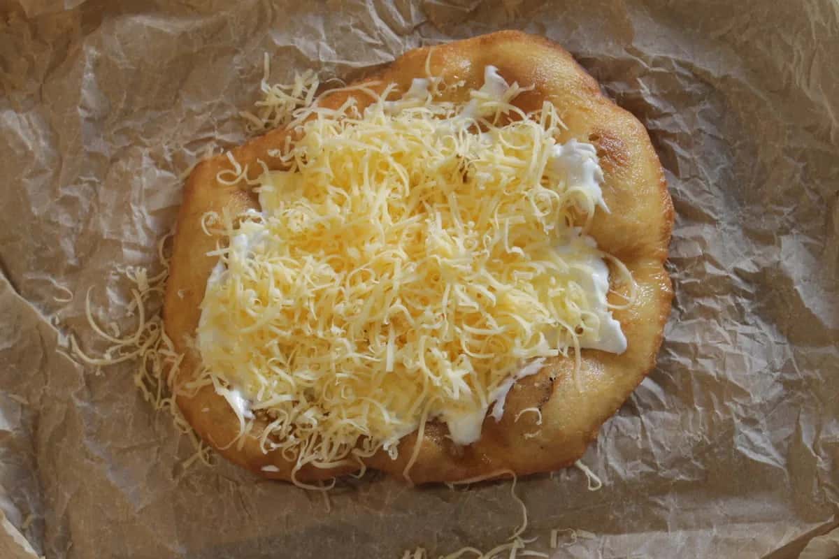 Przepis na langosze: poznaj idealny smak Węgier w Twojej kuchni