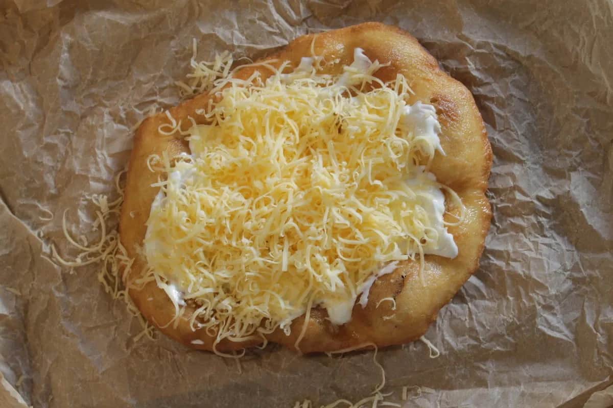 Przepis na langosze: poznaj idealny smak Węgier w Twojej kuchni