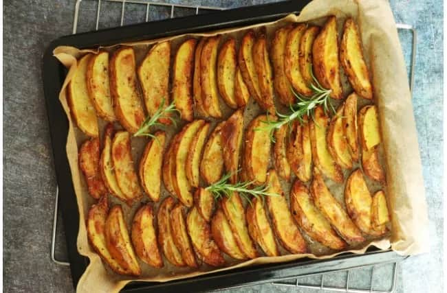 Chrupiące ziemniaki podsmażane: jak uzyskać te złociste skórki?