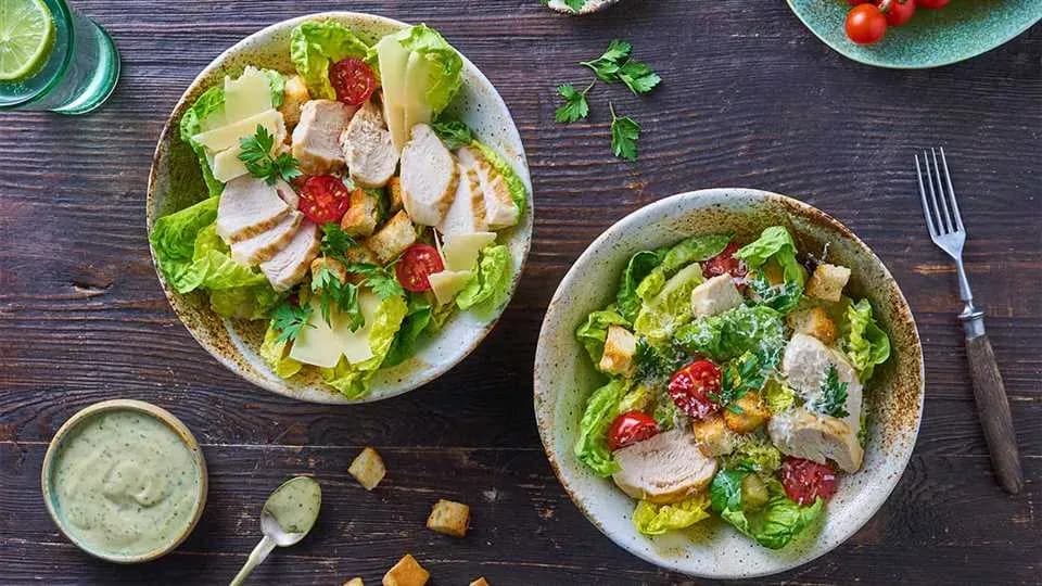 Jak zrobić sałatkę Cezar - prosty przepis, który zachwyci gości