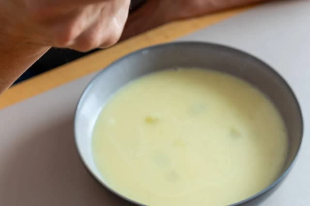 Jak zahartować śmietanę do zupy, by uniknąć zważenia i uzyskać gładkość